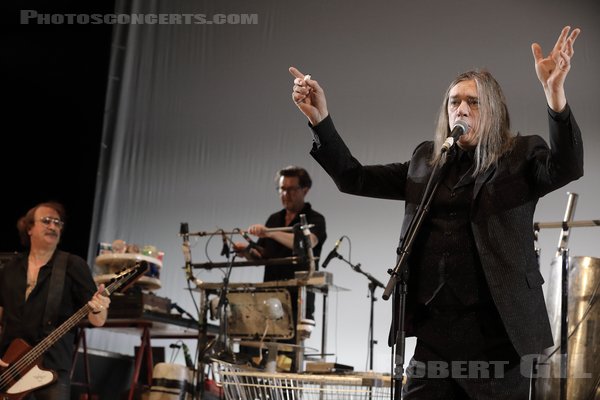 EINSTURZENDE NEUBAUTEN - 2022-10-08 - PARIS - Le Trianon - Christian Emmerich [Blixa Bargeld] - Alexander von Borsig [Alexander Hacke]